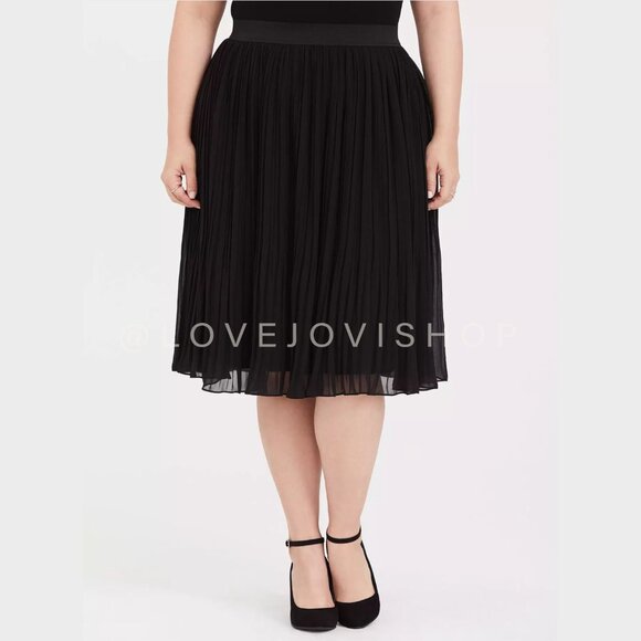 Feminine | NWT! Curvy 5X Torrid Deep Black Pleated Tea Length Chiffon | Classic - Picture 2 of 10